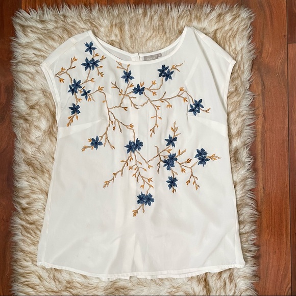 Gorgeous embroidered button back blouse - Picture 3 of 4